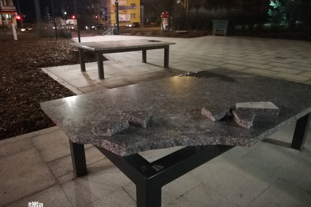 Zniszczone kamienne stoły przy Alei Solidarności