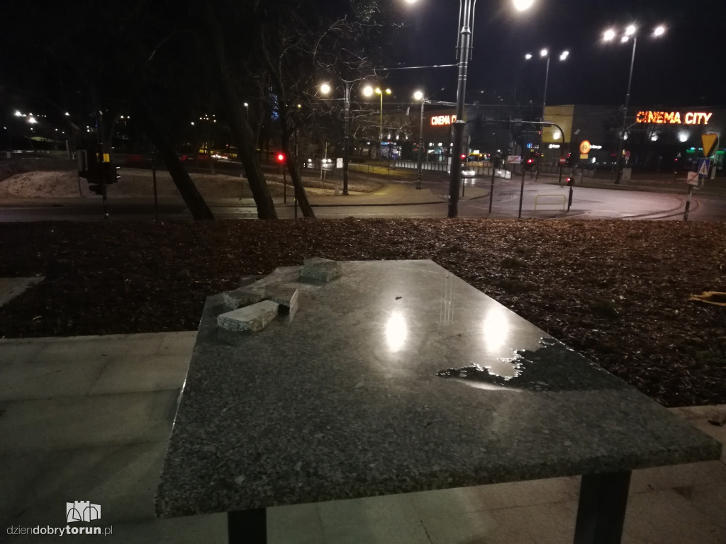 Zniszczone kamienne stoły przy Alei Solidarności