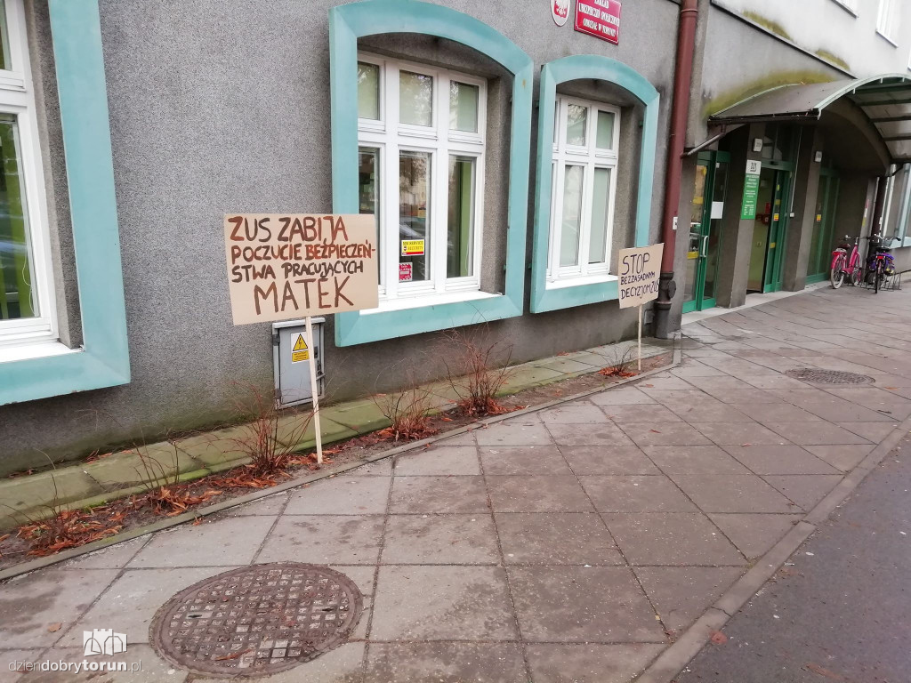 Kobiety protestują przeciwko postępowaniu ZUS