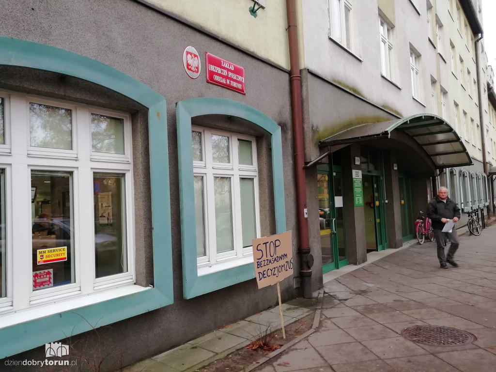 Kobiety protestują przeciwko postępowaniu ZUS