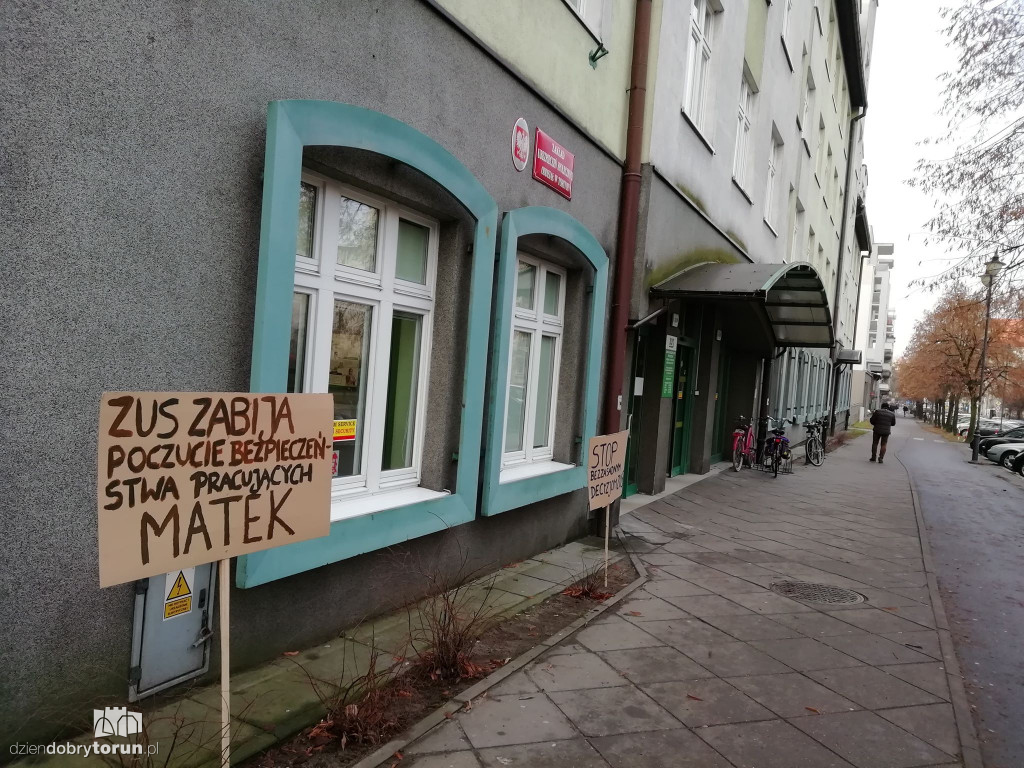 Kobiety protestują przeciwko postępowaniu ZUS