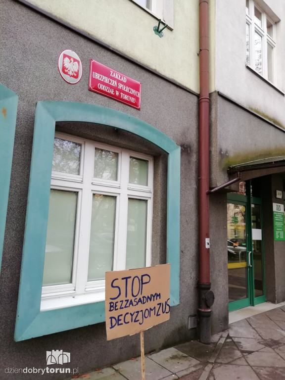 Kobiety protestują przeciwko postępowaniu ZUS