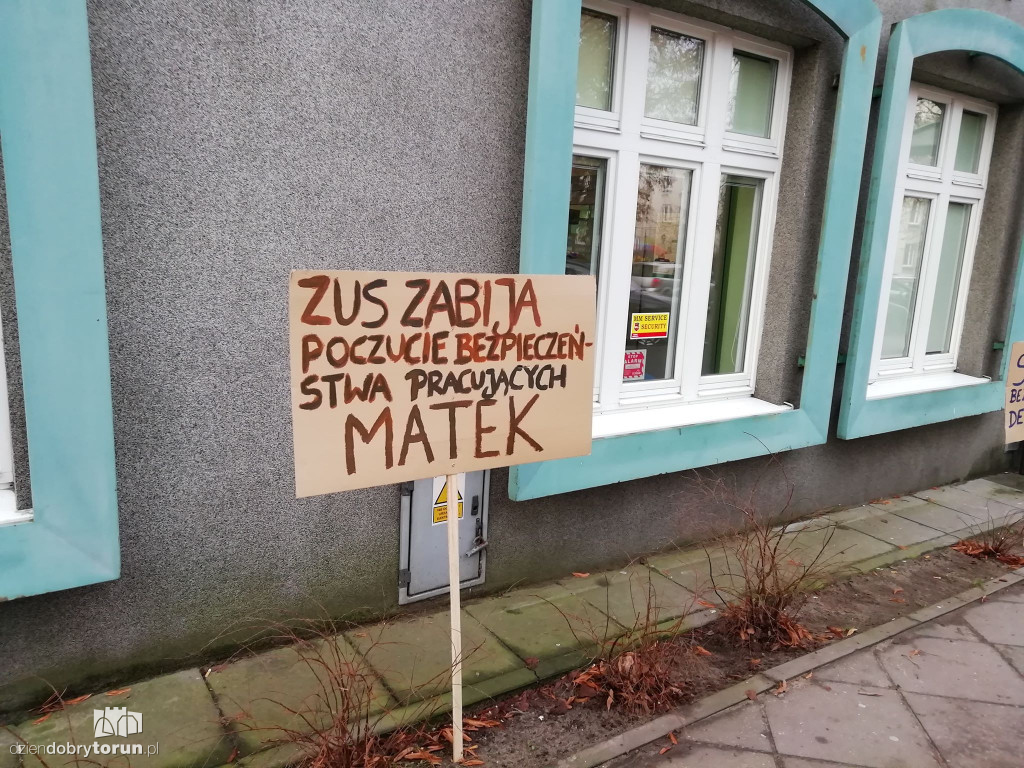 Kobiety protestują przeciwko postępowaniu ZUS