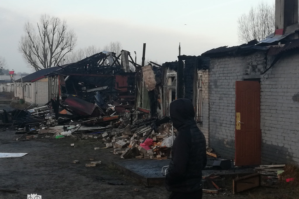 Zniszczone magazyny po pożarze przy Grudziądzkiej