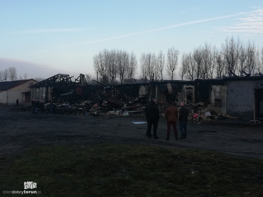 Zniszczone magazyny po pożarze przy Grudziądzkiej