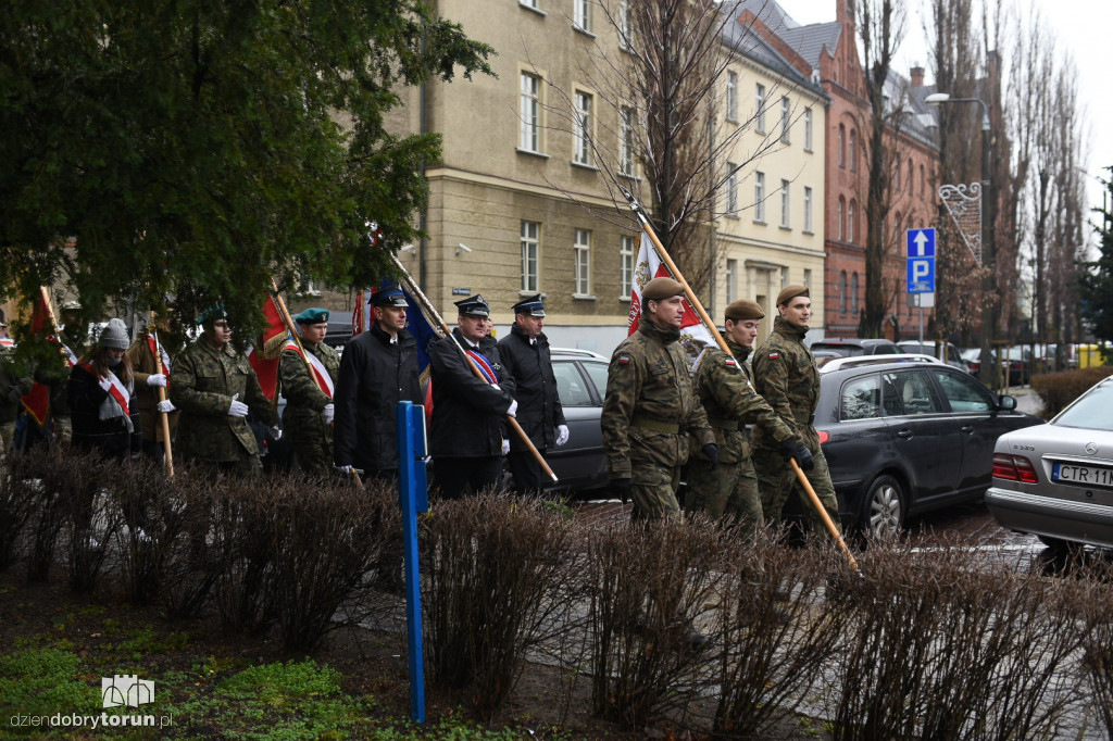Złożenie kwiatów pod pomnikiem pierwszego wojewody
