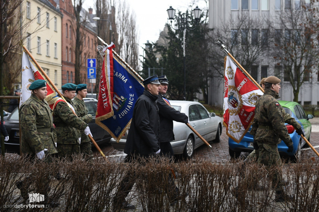 Złożenie kwiatów pod pomnikiem pierwszego wojewody