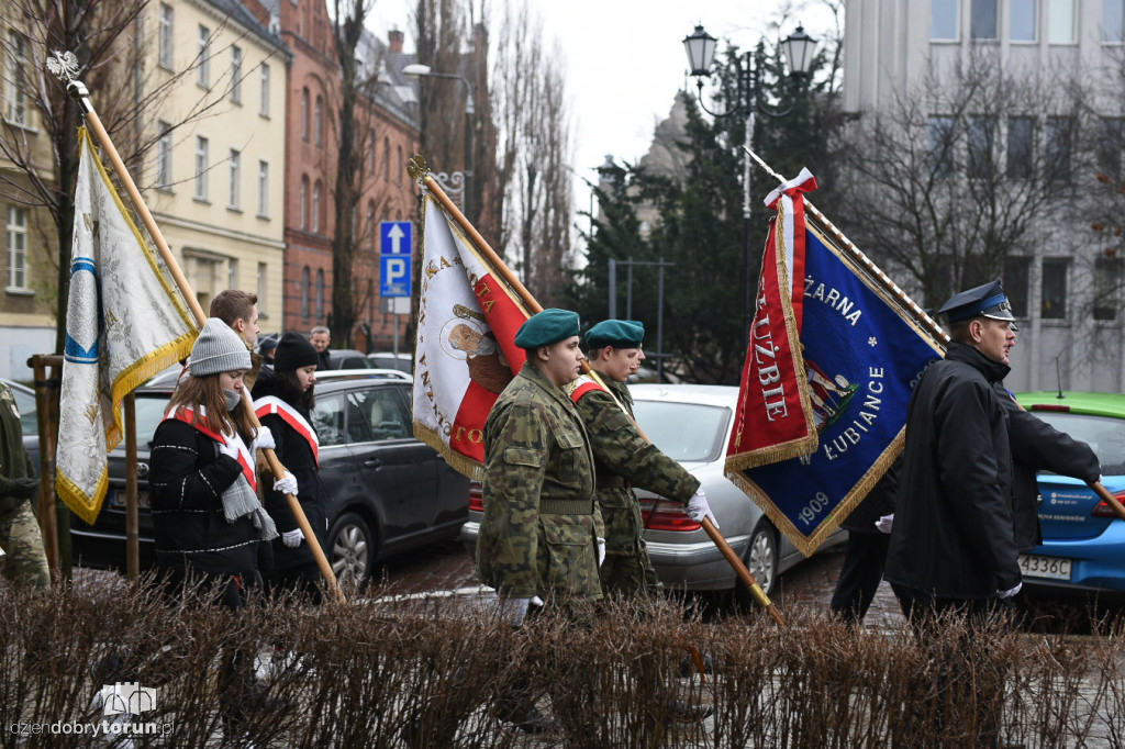 Złożenie kwiatów pod pomnikiem pierwszego wojewody