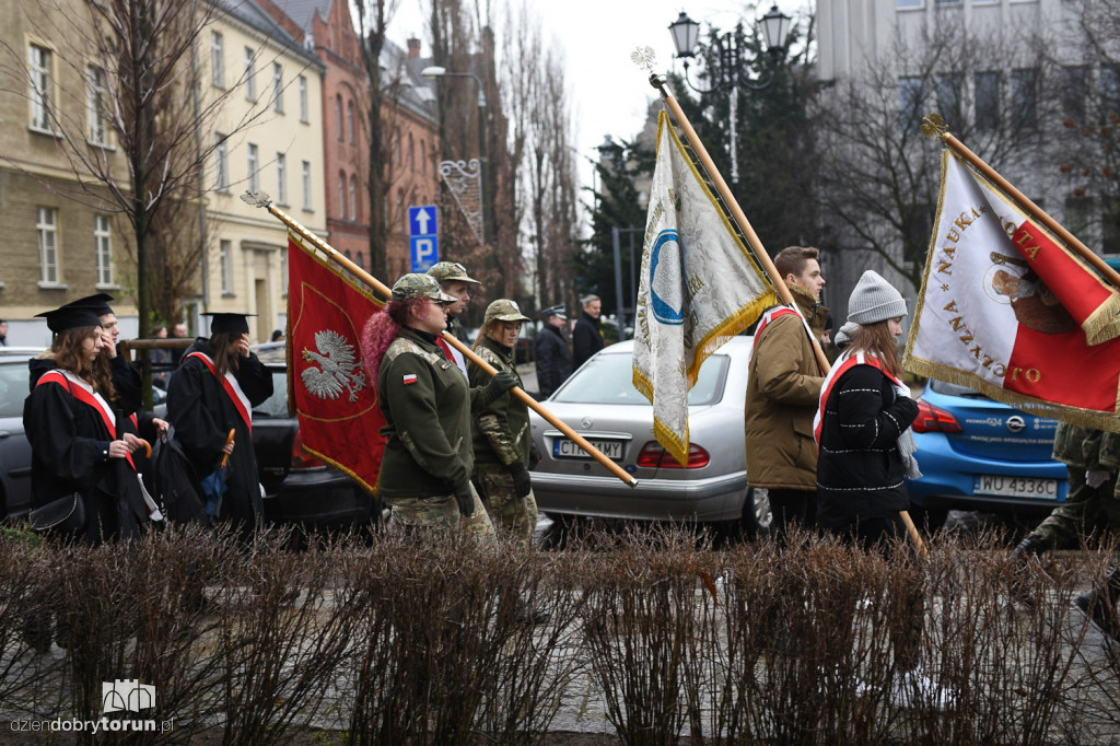 Złożenie kwiatów pod pomnikiem pierwszego wojewody