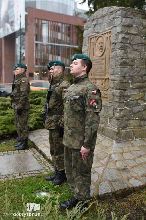 Złożenie kwiatów pod pomnikiem pierwszego wojewody