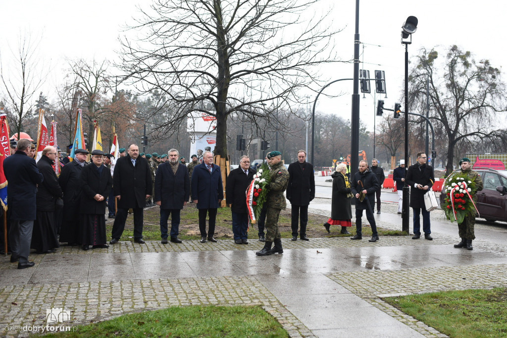 Złożenie kwiatów pod pomnikiem pierwszego wojewody