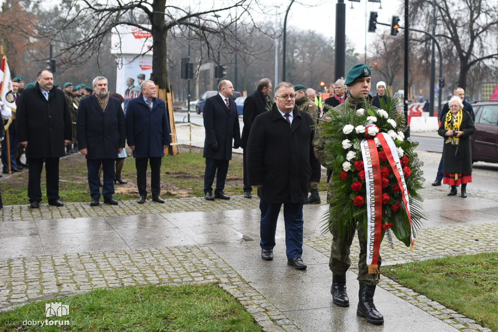 Złożenie kwiatów pod pomnikiem pierwszego wojewody
