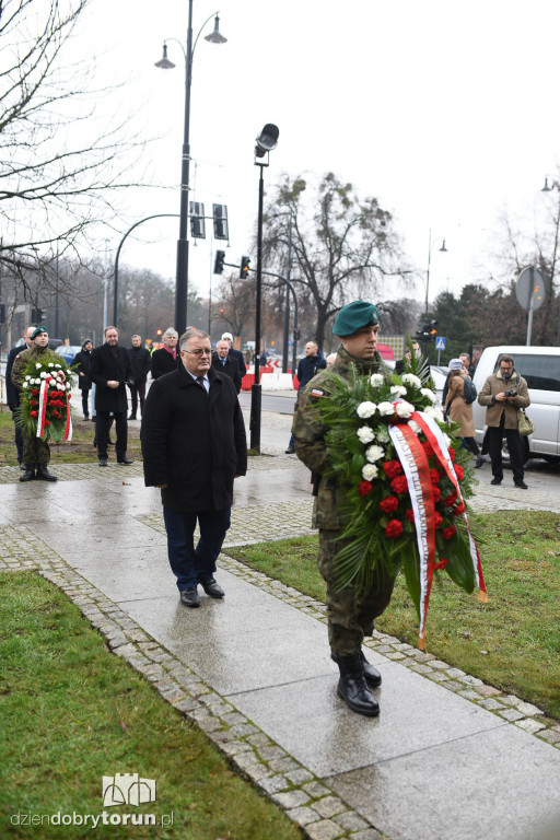 Złożenie kwiatów pod pomnikiem pierwszego wojewody