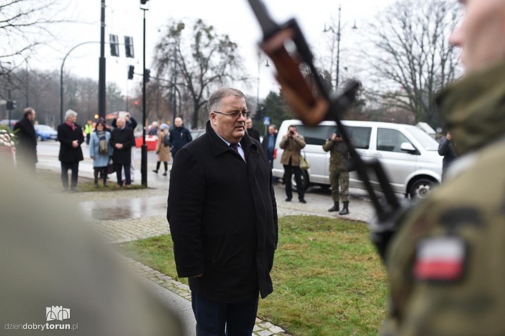 Złożenie kwiatów pod pomnikiem pierwszego wojewody