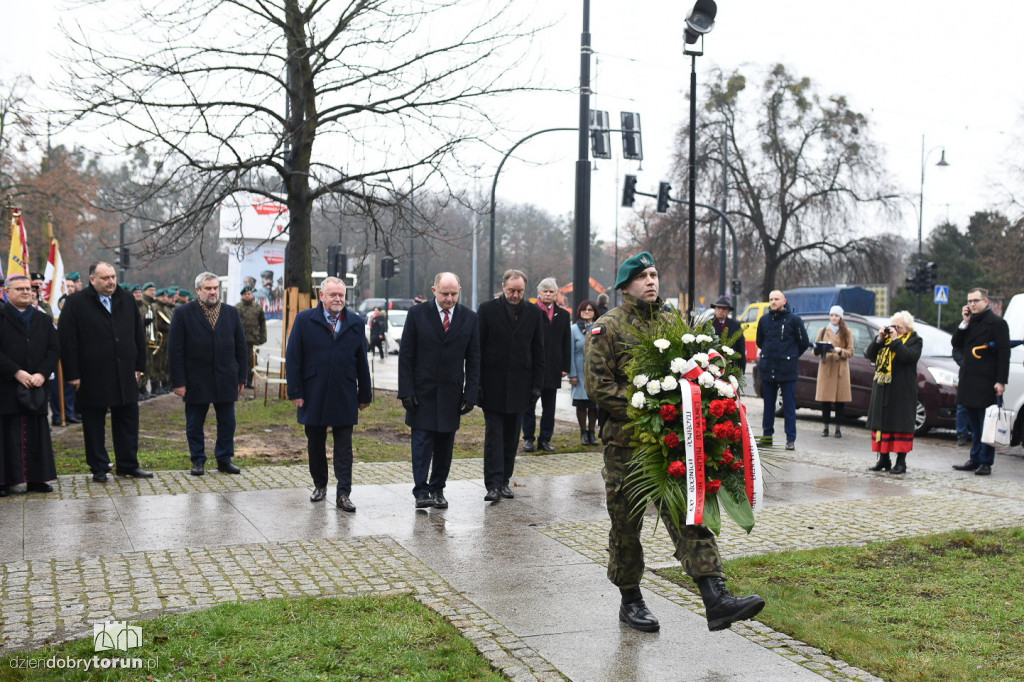 Złożenie kwiatów pod pomnikiem pierwszego wojewody