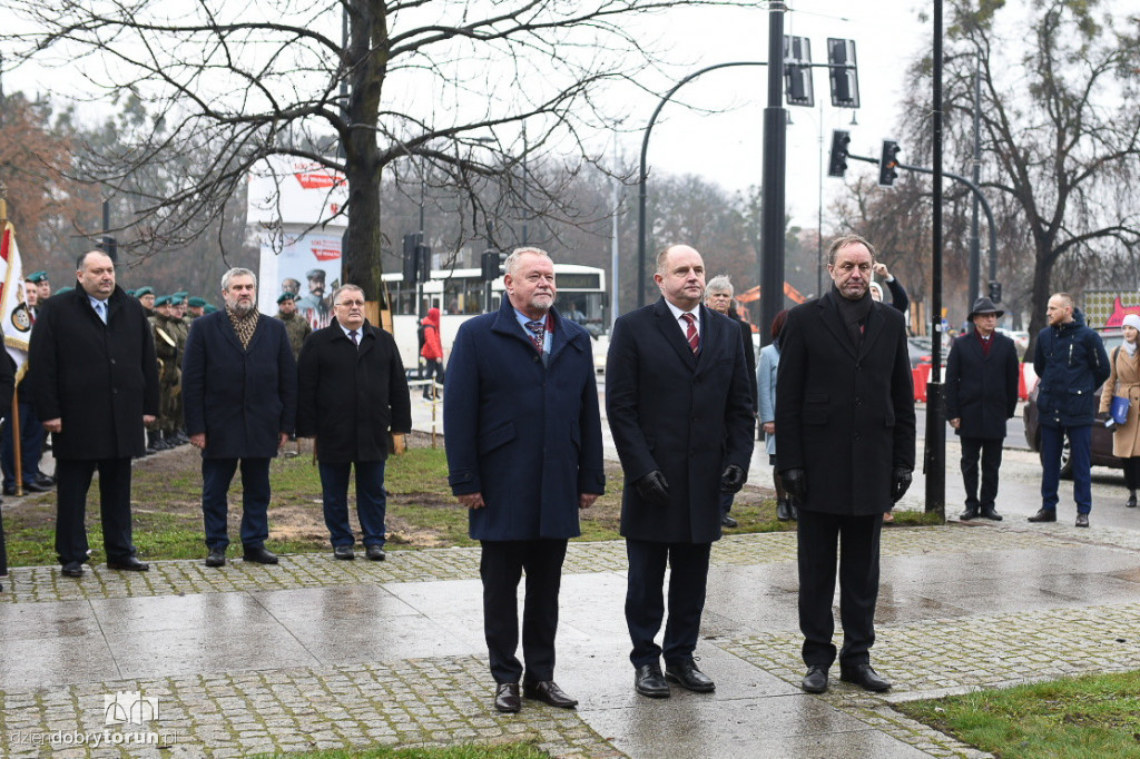 Złożenie kwiatów pod pomnikiem pierwszego wojewody