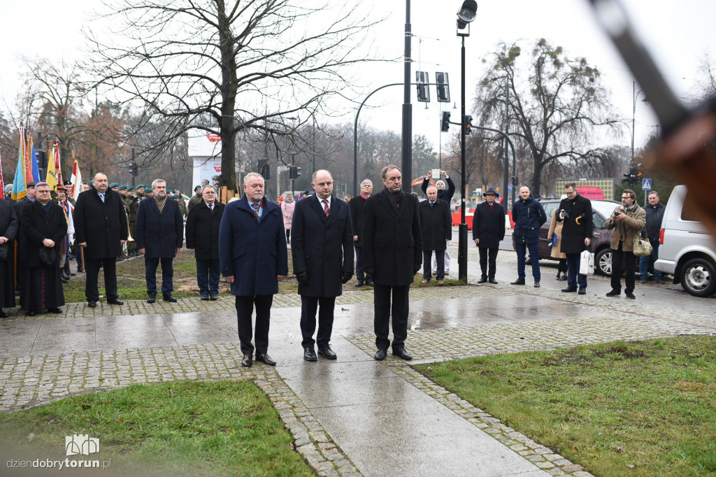 Złożenie kwiatów pod pomnikiem pierwszego wojewody