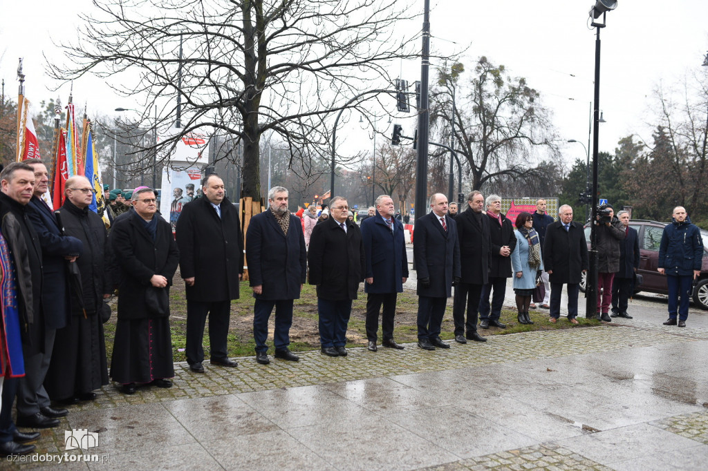 Złożenie kwiatów pod pomnikiem pierwszego wojewody