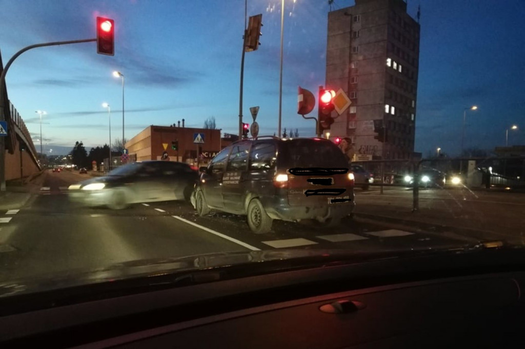 Toruń: kolizja dwóch aut na Żółkiewskiego