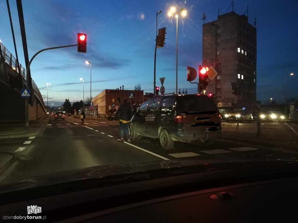 Toruń: kolizja dwóch aut na Żółkiewskiego