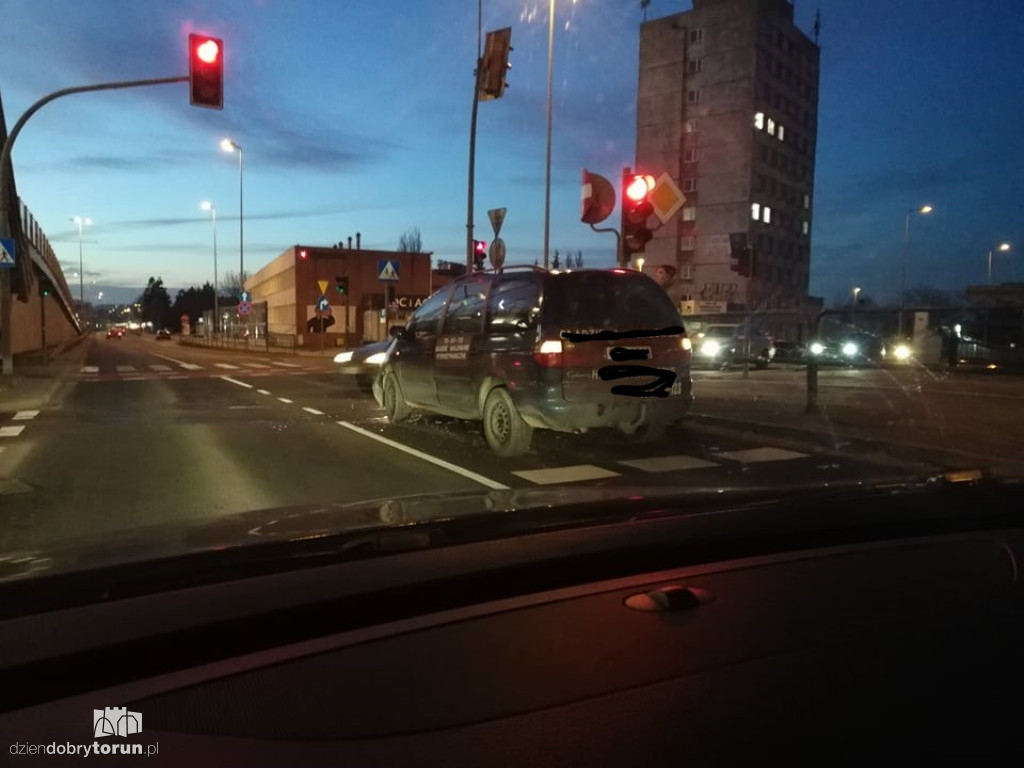 Toruń: kolizja dwóch aut na Żółkiewskiego
