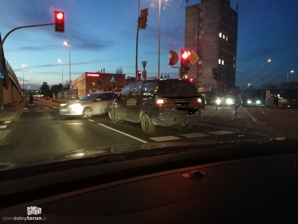 Toruń: kolizja dwóch aut na Żółkiewskiego