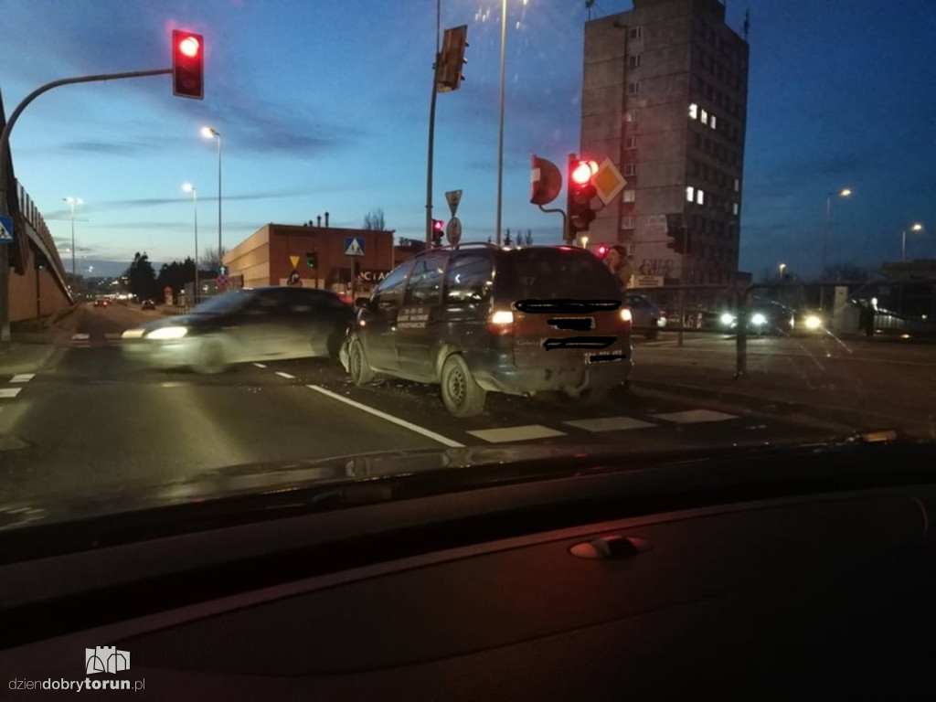 Toruń: kolizja dwóch aut na Żółkiewskiego
