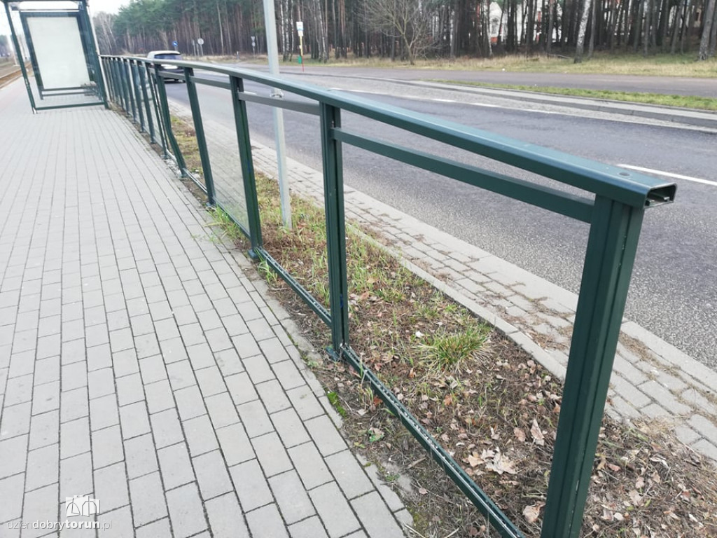 Zniszczony przystanek na Skarpie