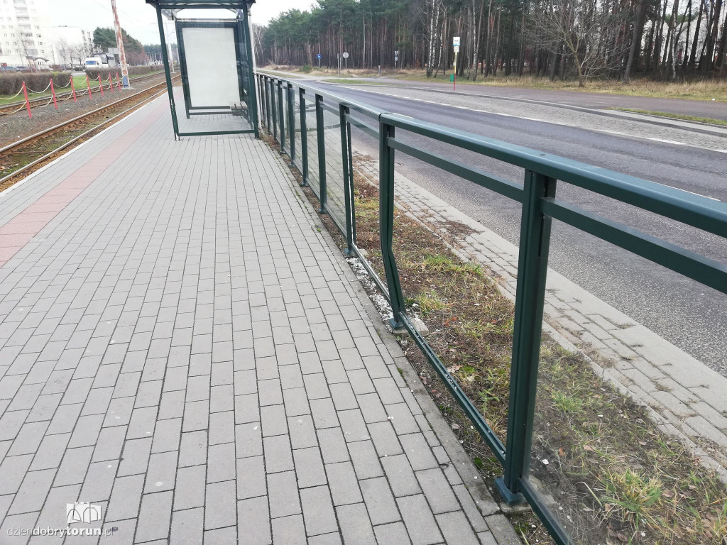 Zniszczony przystanek na Skarpie