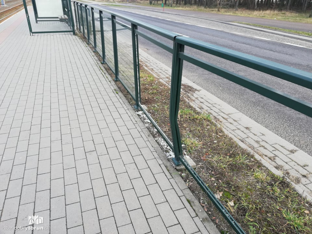 Zniszczony przystanek na Skarpie