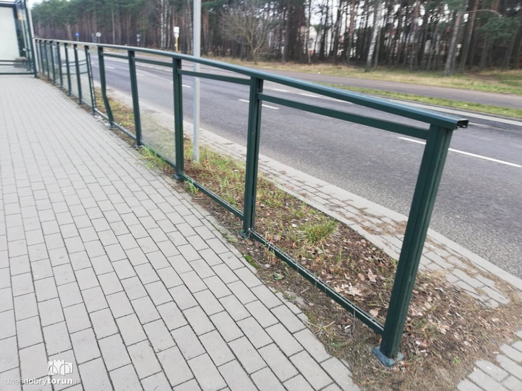 Zniszczony przystanek na Skarpie