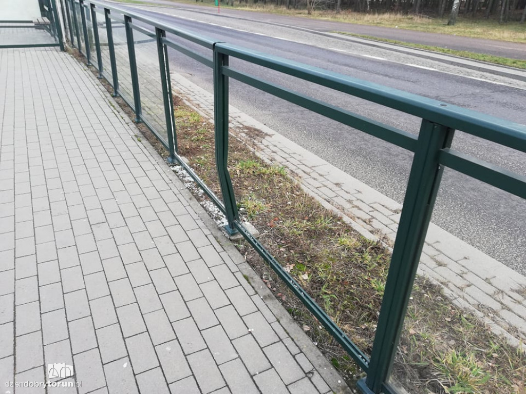 Zniszczony przystanek na Skarpie