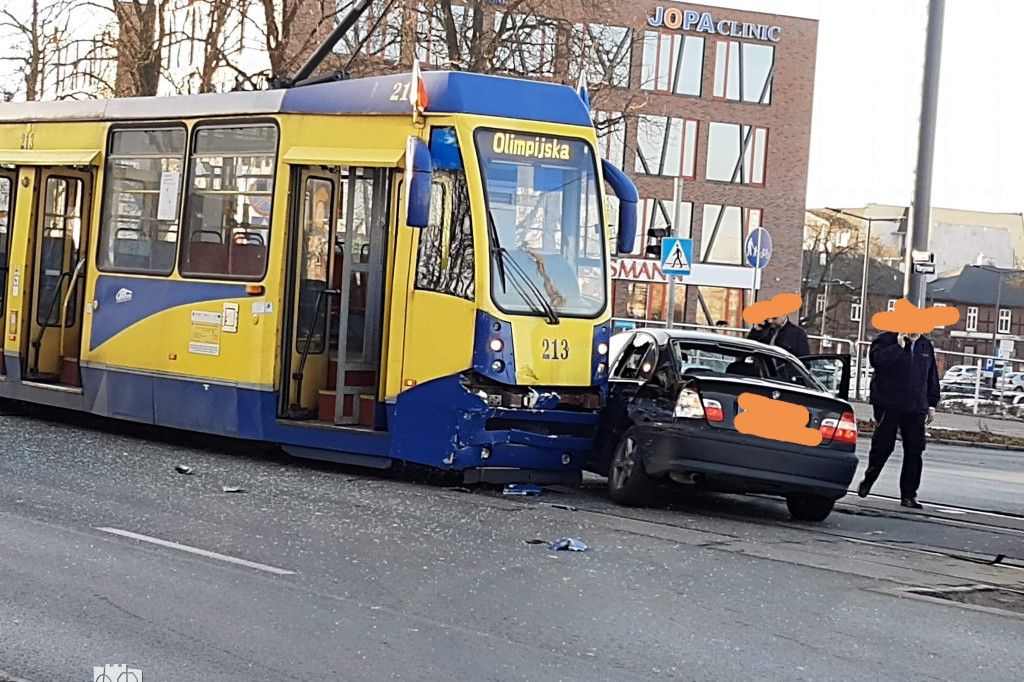 Kolizja tramwaju z samochodem
