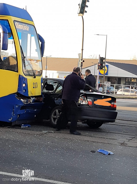 Kolizja tramwaju z samochodem