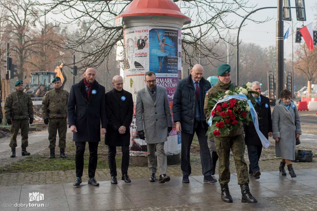Złożenie kwiatów przy pomniku pierwszego wojewody