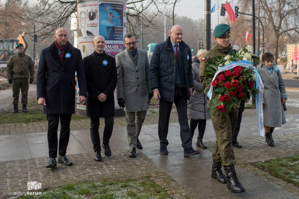 Złożenie kwiatów przy pomniku pierwszego wojewody