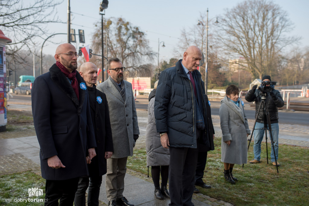 Złożenie kwiatów przy pomniku pierwszego wojewody