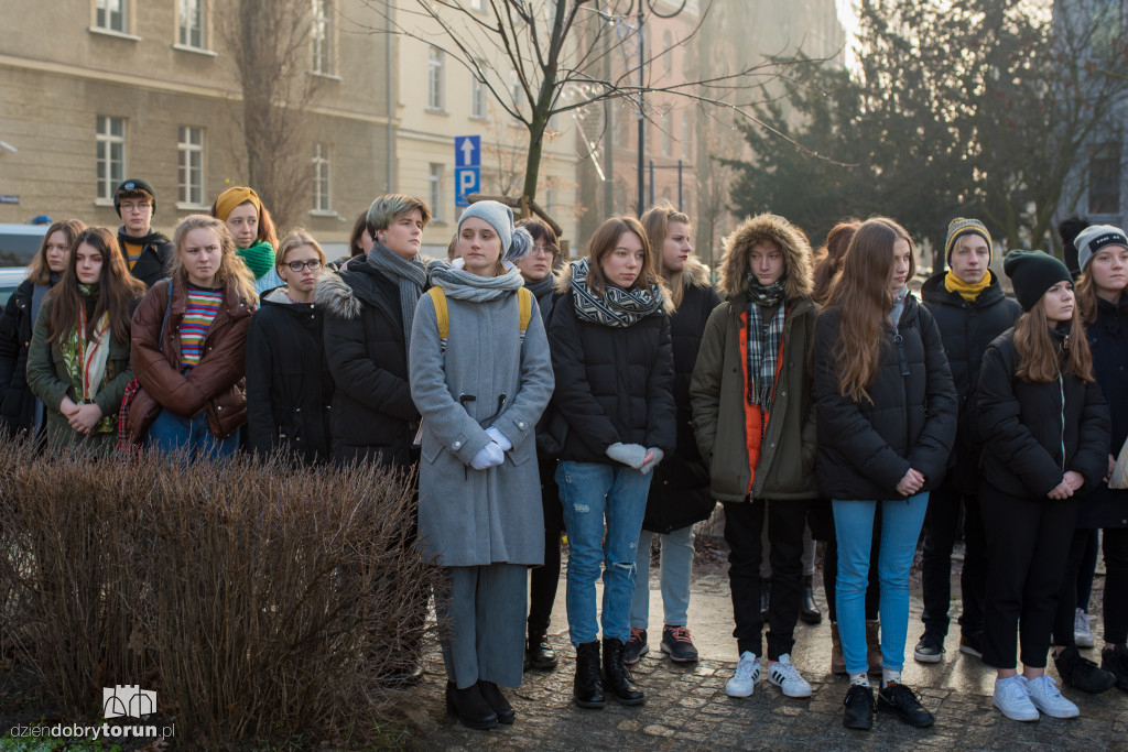 Złożenie kwiatów przy pomniku pierwszego wojewody