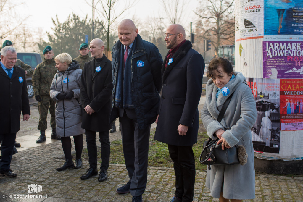 Złożenie kwiatów przy pomniku pierwszego wojewody