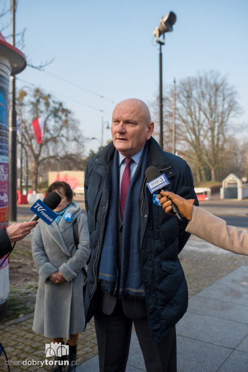 Złożenie kwiatów przy pomniku pierwszego wojewody