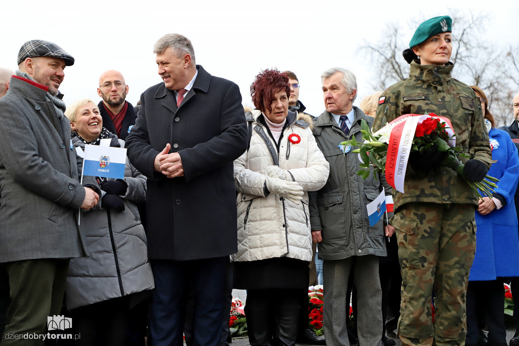 Złożenie kwiatów pod pomnikiem gen. Józefa Hallera