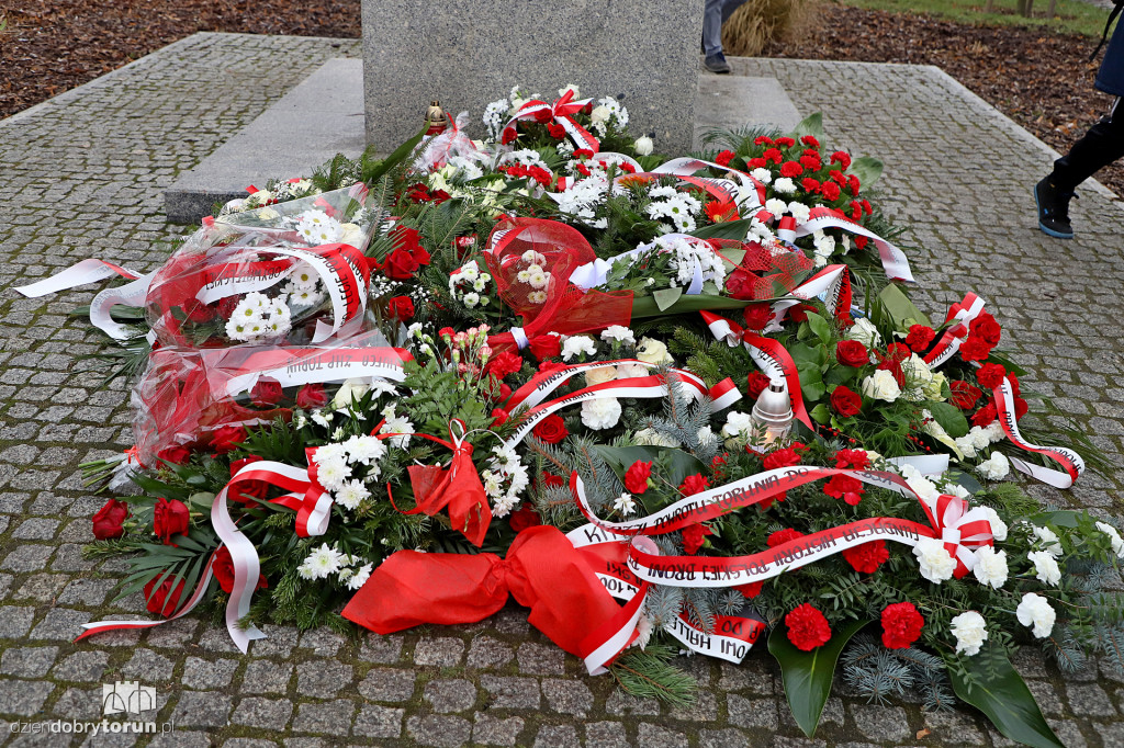 Złożenie kwiatów pod pomnikiem gen. Józefa Hallera