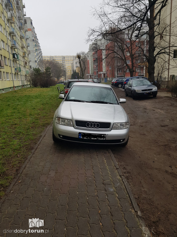 Parkowanie na ulicy Głowackiego w Toruniu