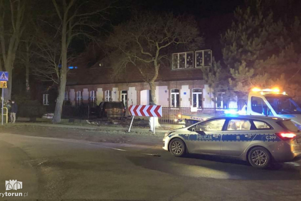 Kierowca wjechał w budynek i uciekł