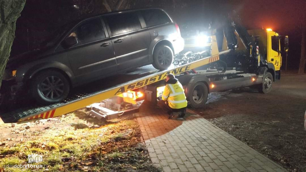 Kierowca wjechał w budynek i uciekł