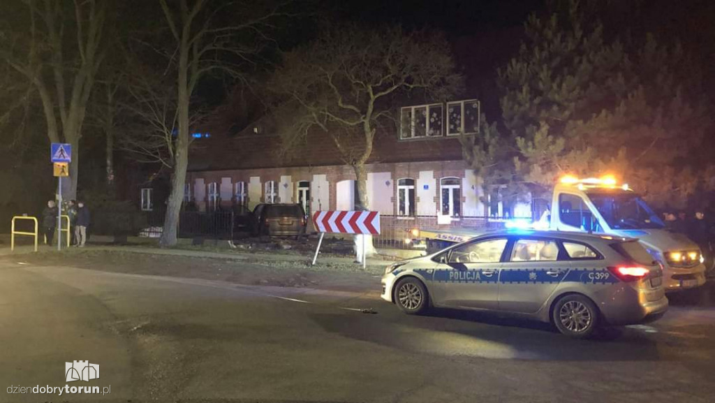 Kierowca wjechał w budynek i uciekł