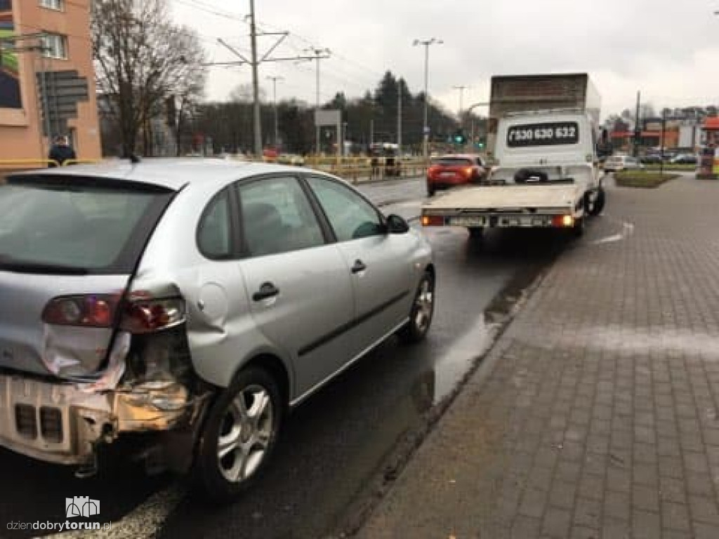 Tir zepchnął seata na torowisko