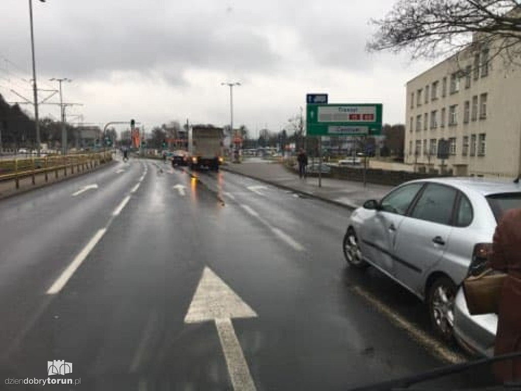 Tir zepchnął seata na torowisko