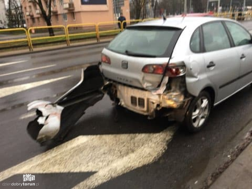 Tir zepchnął seata na torowisko