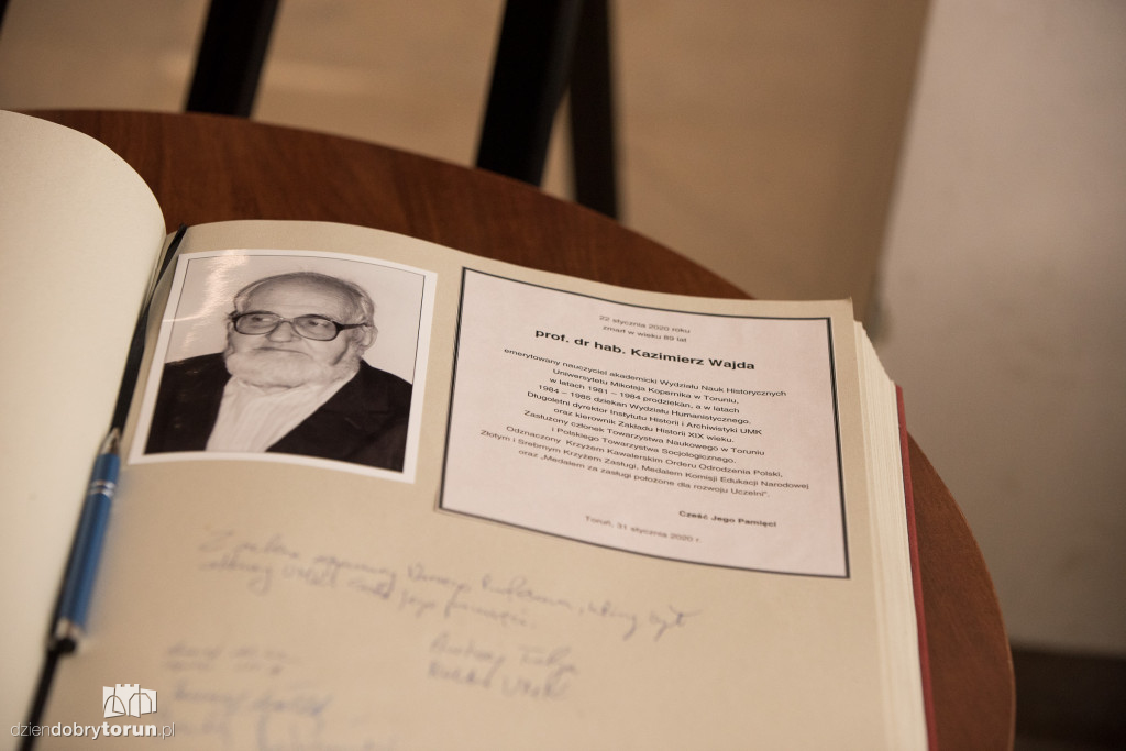 Pożegnanie prof. Kazimierza Wajdy w Auli UMK